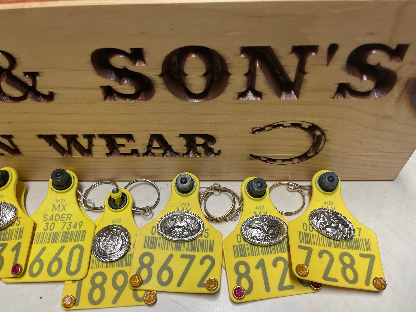 LLAVERO ARETE DE VACA