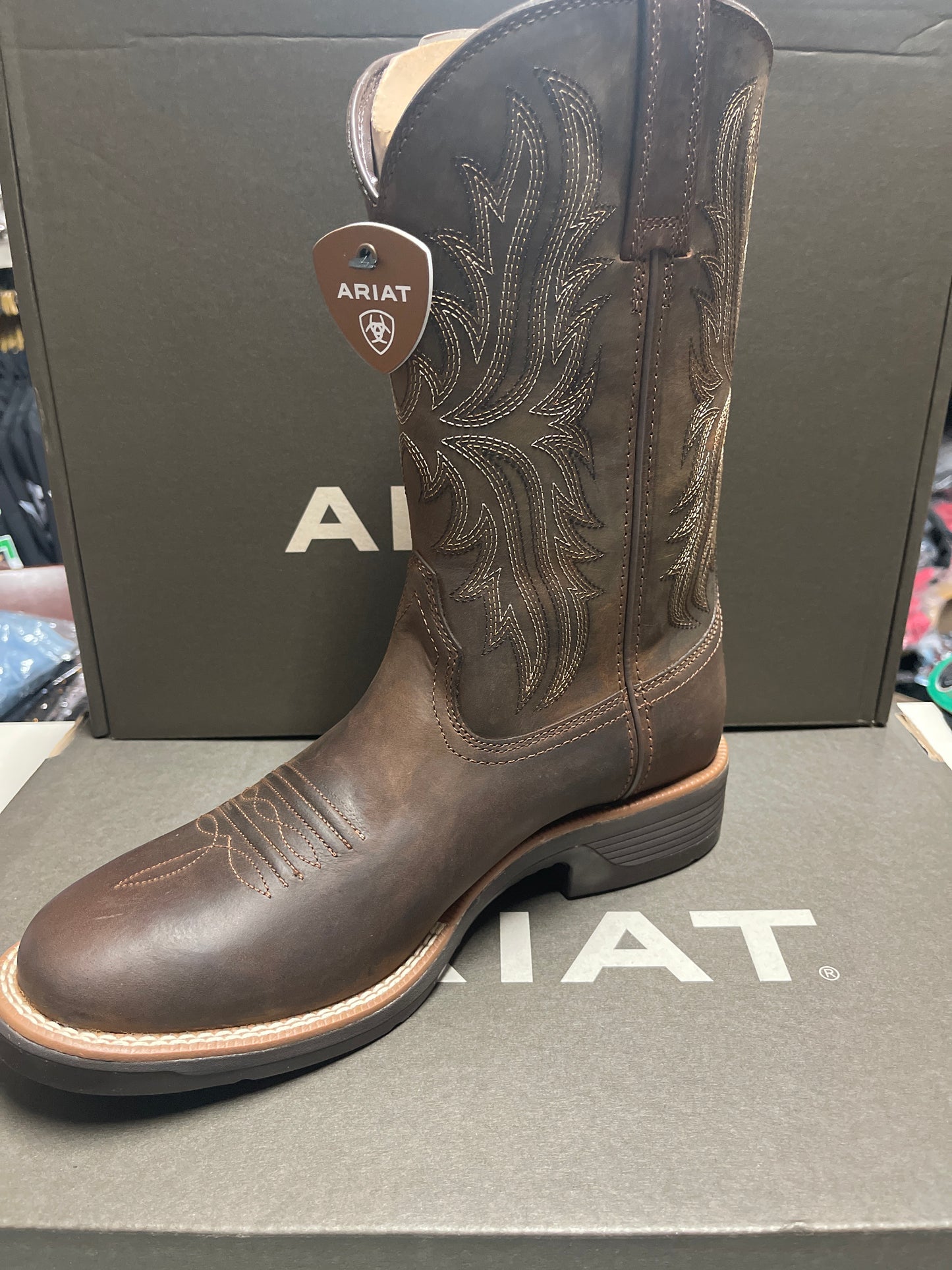 ARIAT MENS WESTERN BOOT  DISTRESSED TAN RIDGEBACK ROUND TOE